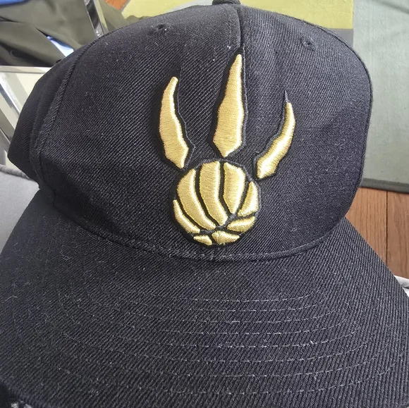 Mitchell and Ness RAPTORS Snapback - Picture 1 of 5